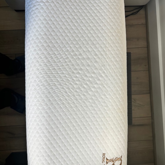 Royal Therapy King Size Memory Foam Pillow (Two for sale) - Picture 1 of 2